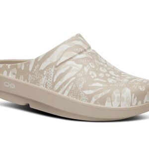 OOFOS Women's Cream Patterned Mules